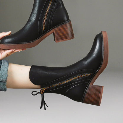 Lola — Botte en cuir noire avec un talon