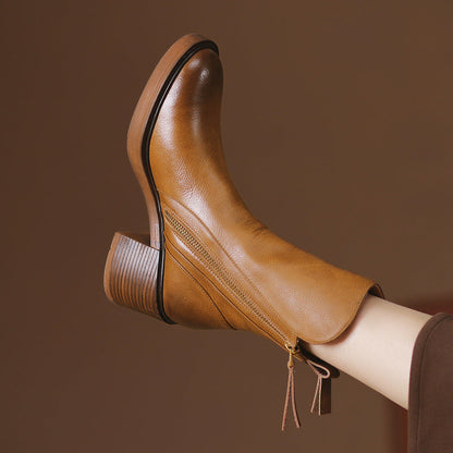 Lola — Botte en cuir noire avec un talon